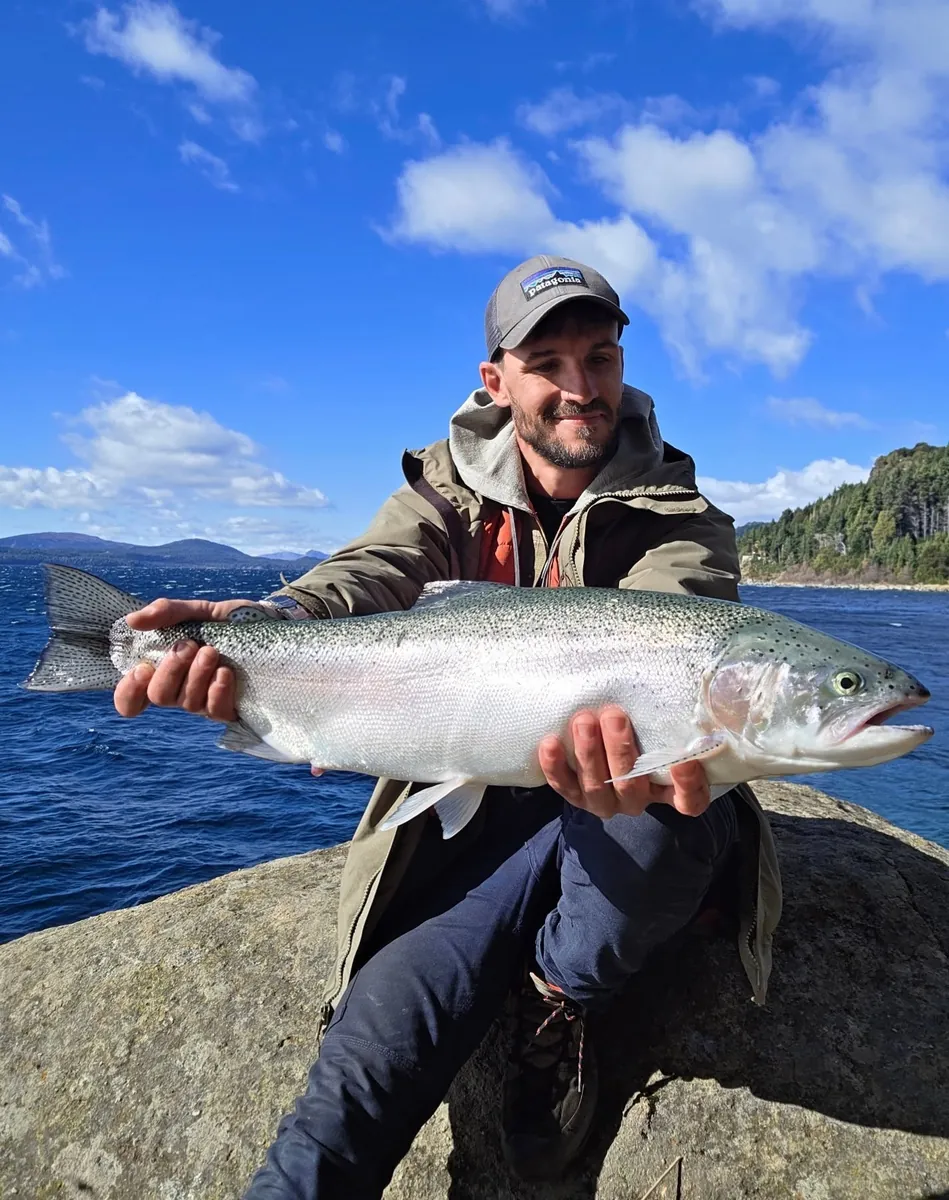 Emiliano con una arcoíris plateada del Nahuel Huapi