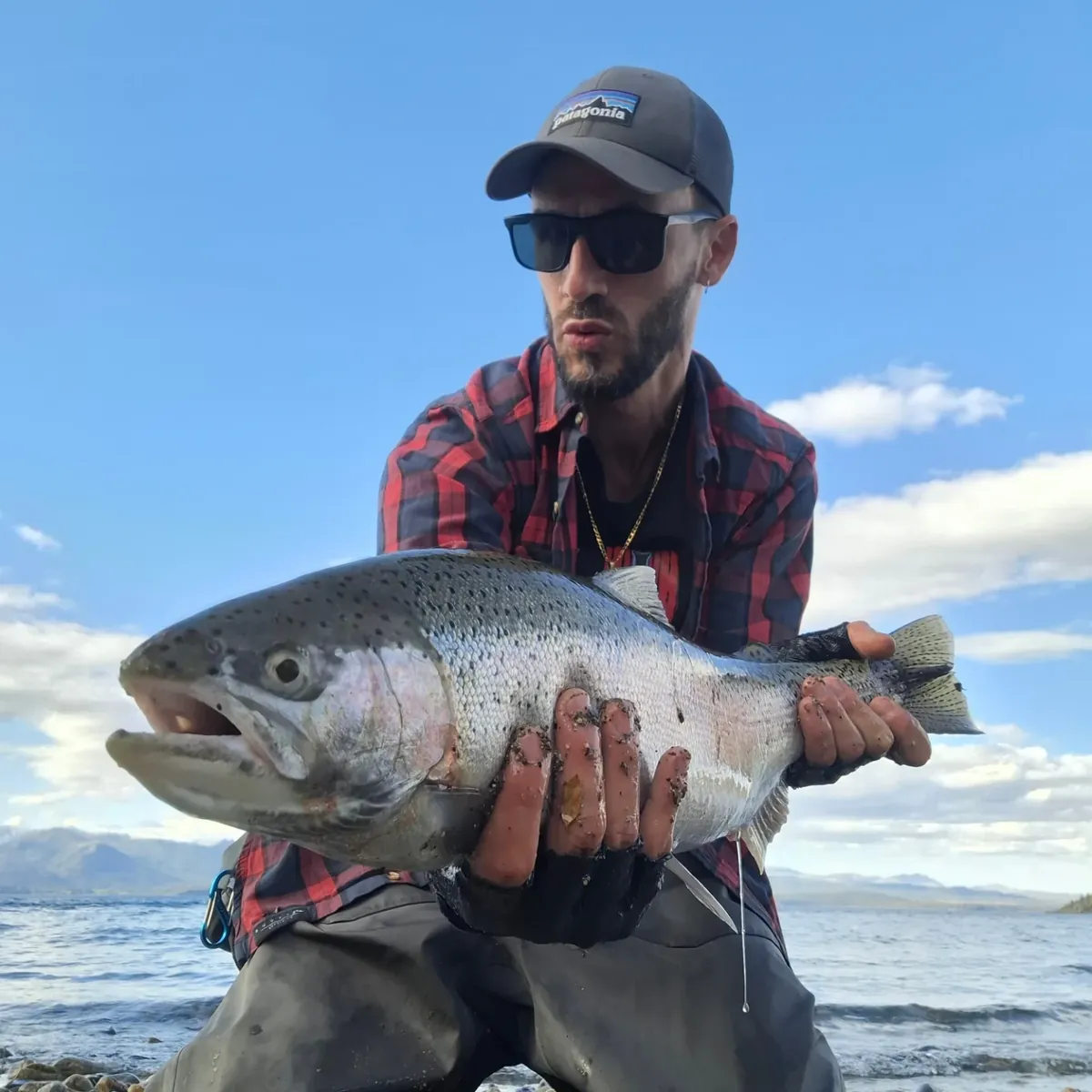 Gran arcoíris pescada desde el flotador