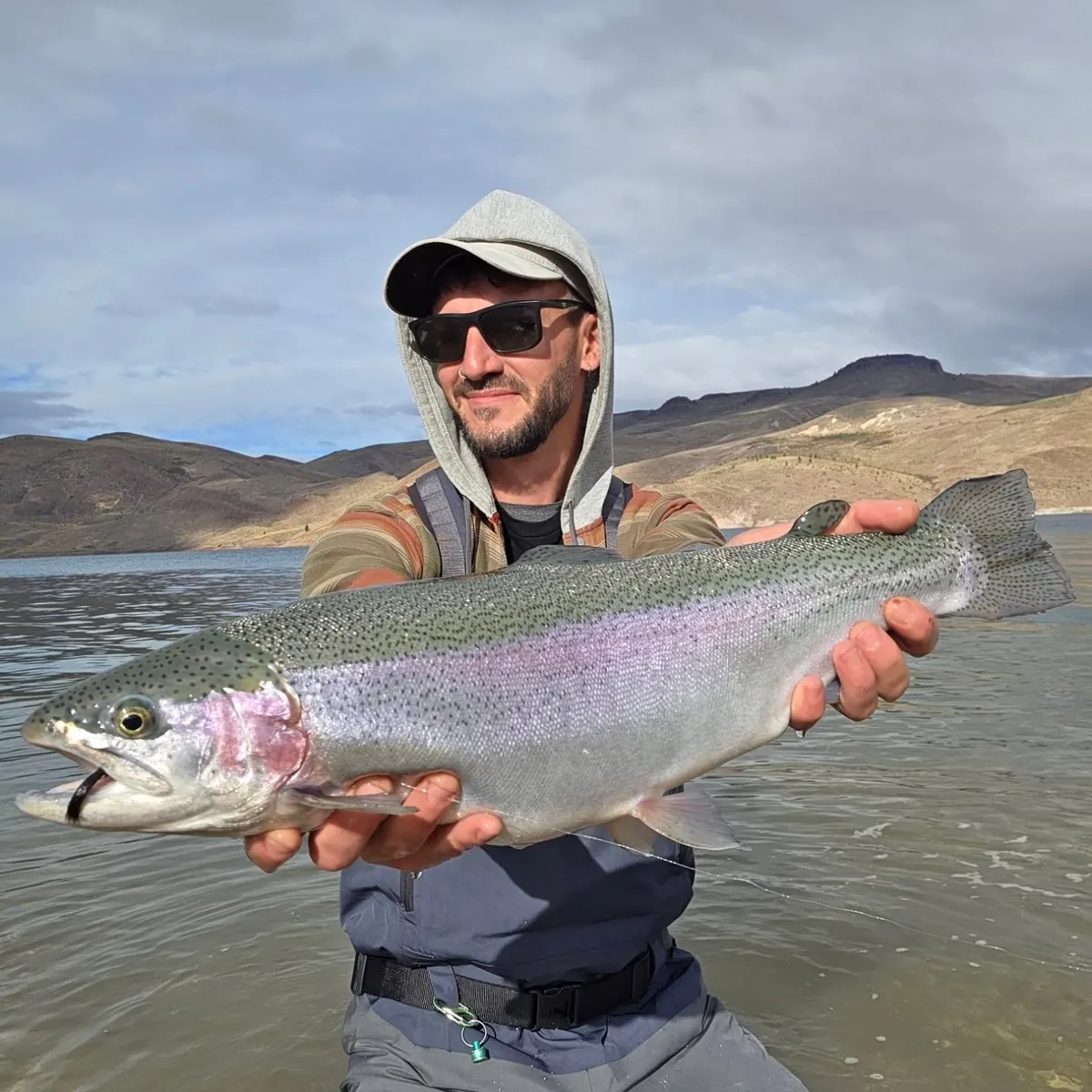 Arcoíris del embalse con las bardas de fondo
