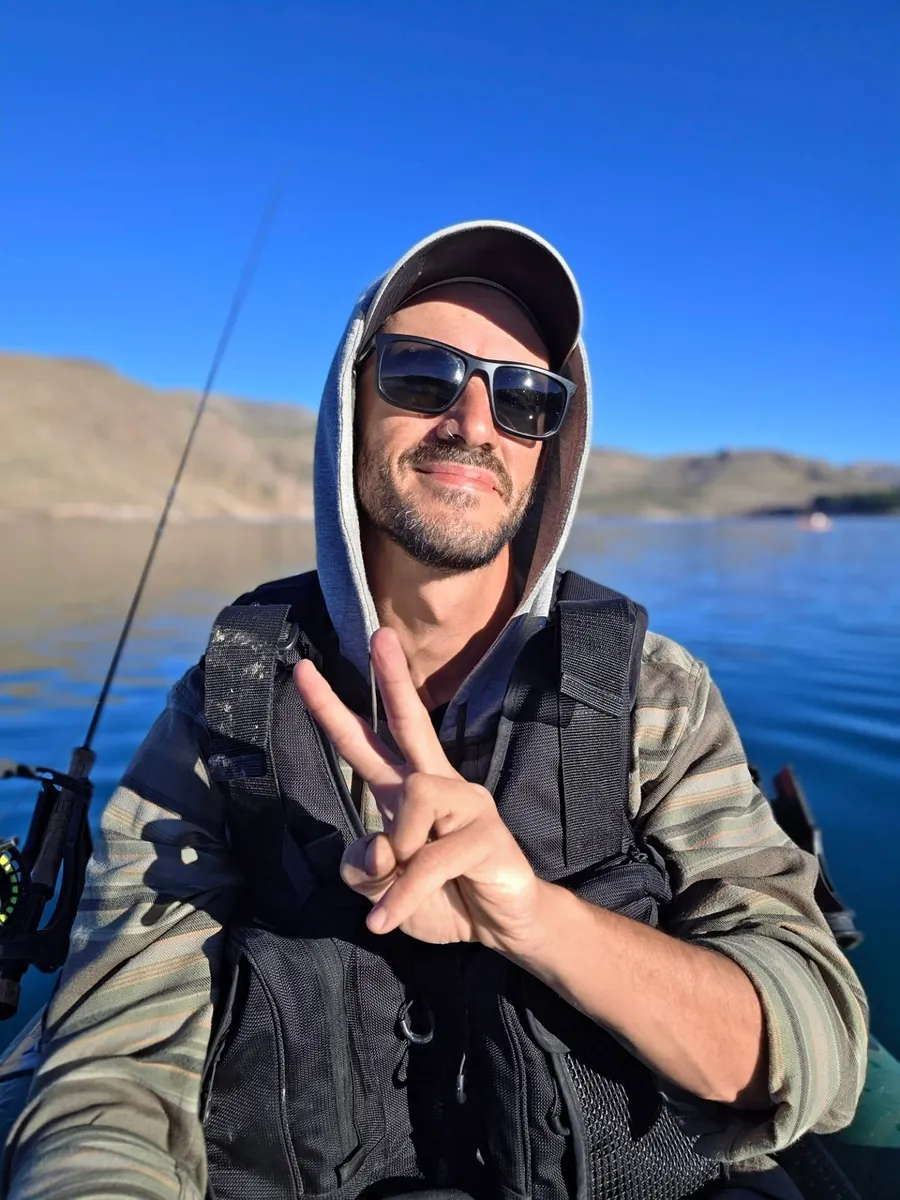 Emiliano Santiago en su kayak en un lago de Bariloche