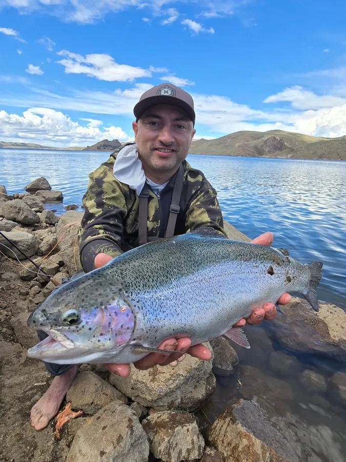 Pescador principiante con su primera trucha, guiado por Emiliano